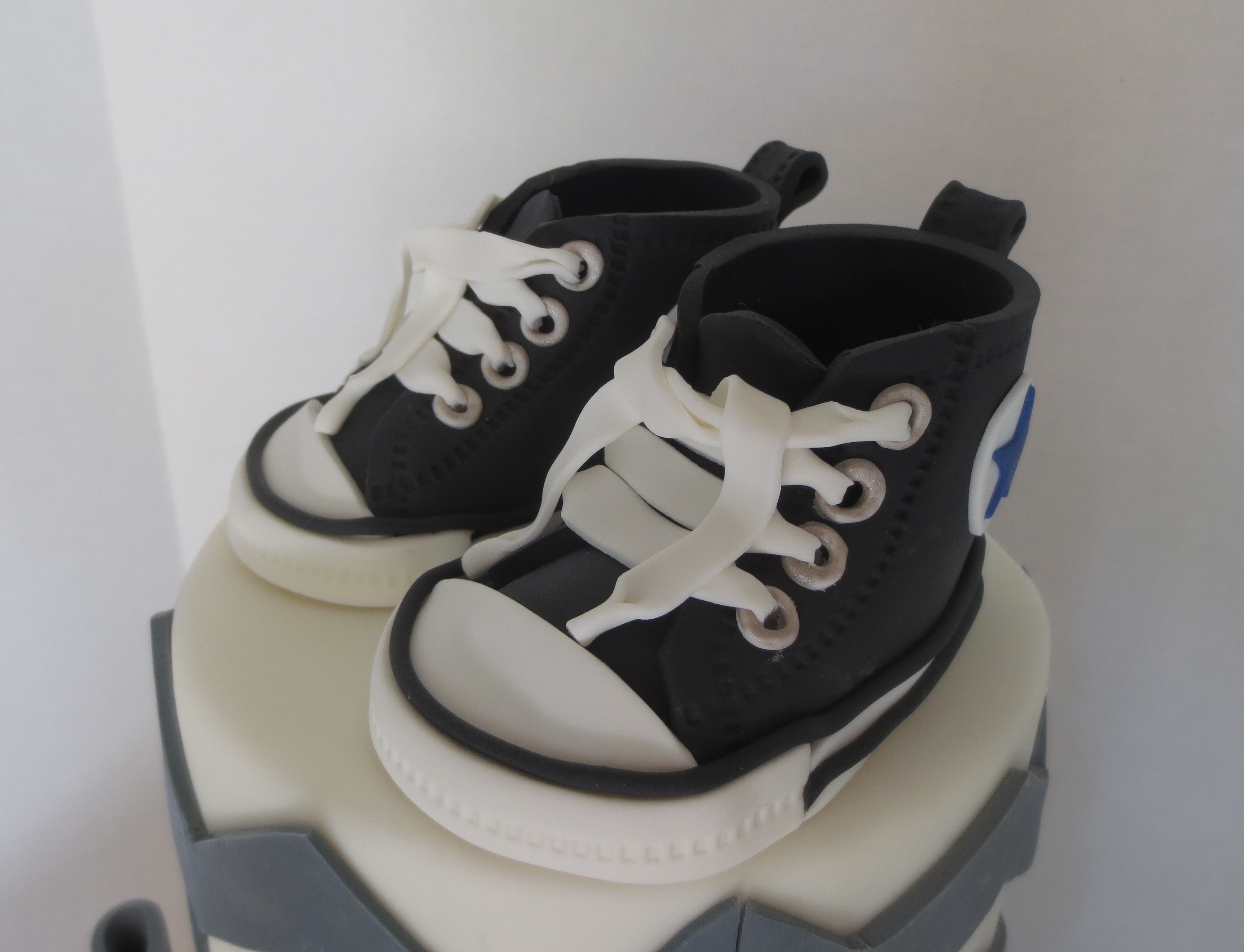how to make a converse shoe cake